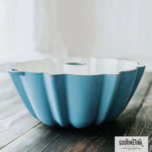 Lade das Bild in den Galerie-Viewer, Eine große Gugelhupfform aus Gusseisen. Die Backform ist von Gourmetina. Die Innenseite ist weiß emailliert. Die Außenseite ist farbig emailliert.