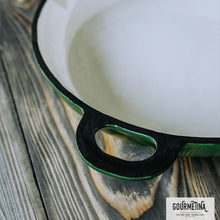 Lade das Bild in den Galerie-Viewer, Eine schwere Bratpfanne aus Gusseisen. Die Pfanne ist von Gourmetina. Die Innenseite ist weiß emailliert. Die Außenseite ist farbig emailliert.