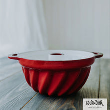 Lade das Bild in den Galerie-Viewer, Die klassische Wiener Gugelhupfform aus Gusseisen. Die Backform ist von Gourmetina. Die Innenseite ist weiß emailliert. Die Außenseite ist farbig emailliert.