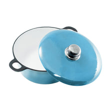 Lade das Bild in den Galerie-Viewer, Ein großer Topf mit Deckel aus Gusseisen. Der Deckelgriff ist linsenförmig und aus glänzend poliertem Edelstahl. Der Topf ist von Gourmetina. Die Innenseite ist weiß emailliert. Die Außenseite ist farbig emailliert.