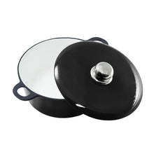 Lade das Bild in den Galerie-Viewer, Ein großer Topf mit Deckel aus Gusseisen. Der Deckelgriff ist linsenförmig und aus glänzend poliertem Edelstahl. Der Topf ist von Gourmetina. Die Innenseite ist weiß emailliert. Die Außenseite ist farbig emailliert.
