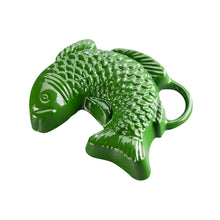 Lade das Bild in den Galerie-Viewer, Eine Backform aus Gusseisen in Form eines springenden Fisches. Die Backform ist von Gourmetina. Die Innenseite ist weiß emailliert. Die Außenseite ist farbig emailliert.