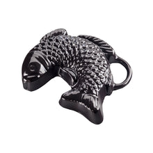 Lade das Bild in den Galerie-Viewer, Eine Backform aus Gusseisen in Form eines springenden Fisches. Die Backform ist von Gourmetina. Die Innenseite ist weiß emailliert. Die Außenseite ist farbig emailliert.