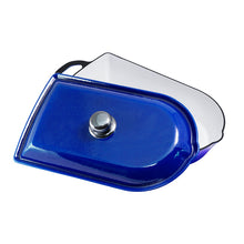 Lade das Bild in den Galerie-Viewer, Ein schwerer Bräter mit Deckel aus Gusseisen. Der Deckelgriff ist linsenförmig und aus glänzend poliertem Edelstahl. Der Bräter ist von Gourmetina. Die Innenseite ist weiß emailliert. Die Außenseite ist farbig emailliert.