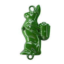 Lade das Bild in den Galerie-Viewer, Eine Backform aus Gusseisen für einen Osterhasen. Der Hase trägt eine prall gefüllten Eierkorb auf dem Rücken. Die Backform ist von Gourmetina. Die Innenseite ist weiß emailliert. Die Außenseite ist farbig emailliert.