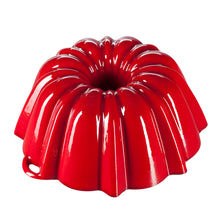 Lade das Bild in den Galerie-Viewer, Eine große Gugelhupfform aus Gusseisen. Die Backform ist von Gourmetina. Die Innenseite ist weiß emailliert. Die Außenseite ist farbig emailliert.