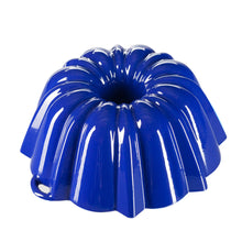 Lade das Bild in den Galerie-Viewer, Eine große Gugelhupfform aus Gusseisen. Die Backform ist von Gourmetina. Die Innenseite ist weiß emailliert. Die Außenseite ist farbig emailliert.