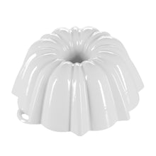 Lade das Bild in den Galerie-Viewer, Eine große Gugelhupfform aus Gusseisen. Die Backform ist von Gourmetina. Die Innenseite ist weiß emailliert. Die Außenseite ist farbig emailliert.