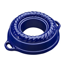 Lade das Bild in den Galerie-Viewer, Eine Kranzkuchenform aus Gusseisen. Die Backform ist von Gourmetina. Die Innenseite ist weiß emailliert. Die Außenseite ist farbig emailliert.