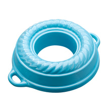 Lade das Bild in den Galerie-Viewer, Eine Kranzkuchenform aus Gusseisen. Die Backform ist von Gourmetina. Die Innenseite ist weiß emailliert. Die Außenseite ist farbig emailliert.