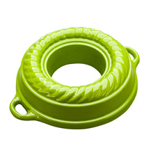 Lade das Bild in den Galerie-Viewer, Eine Kranzkuchenform aus Gusseisen. Die Backform ist von Gourmetina. Die Innenseite ist weiß emailliert. Die Außenseite ist farbig emailliert.