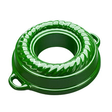 Lade das Bild in den Galerie-Viewer, Eine Kranzkuchenform aus Gusseisen. Die Backform ist von Gourmetina. Die Innenseite ist weiß emailliert. Die Außenseite ist farbig emailliert.