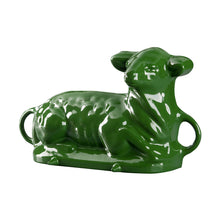 Lade das Bild in den Galerie-Viewer, Eine Backform aus Gusseisen für ein sitzendes Osterlamm. Die Backform ist von Gourmetina. Die Innenseite ist weiß emailliert. Die Außenseite ist farbig emailliert.