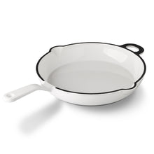 Lade das Bild in den Galerie-Viewer, Eine schwere Bratpfanne aus Gusseisen. Die Pfanne ist von Gourmetina. Die Innenseite ist weiß emailliert. Die Außenseite ist farbig emailliert.