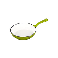 Lade das Bild in den Galerie-Viewer, Eine kleine Bratpfanne aus Gusseisen. Die Pfanne ist von Gourmetina. Die Innenseite ist weiß emailliert. Die Außenseite ist farbig emailliert.