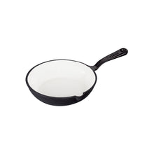 Lade das Bild in den Galerie-Viewer, Eine kleine Bratpfanne aus Gusseisen. Die Pfanne ist von Gourmetina. Die Innenseite ist weiß emailliert. Die Außenseite ist farbig emailliert.