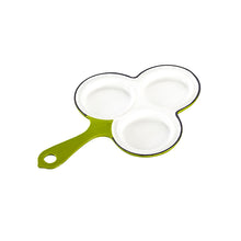 Lade das Bild in den Galerie-Viewer, Eine Pfanne zum Backen von drei Dalken oder Liwanzen. Die Pfanne ist von Gourmetina. Die Innenseite ist weiß emailliert. Die Außenseite ist farbig emailliert.