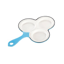 Lade das Bild in den Galerie-Viewer, Eine Pfanne zum Backen von drei Dalken oder Liwanzen. Die Pfanne ist von Gourmetina. Die Innenseite ist weiß emailliert. Die Außenseite ist farbig emailliert.