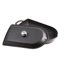 Lade das Bild in den Galerie-Viewer, Ein großer Bräter mit Deckel aus Gusseisen.  Der Deckelgriff ist linsenförmig und aus glänzend poliertem Edelstahl. Der Bräter ist von Gourmetina Black Edition. Die Innenseite und die Außenseite sind matt-schwarz emailliert.
