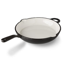 Lade das Bild in den Galerie-Viewer, Eine schwere Bratpfanne aus Gusseisen. Die Pfanne ist von Gourmetina. Die Innenseite ist weiß emailliert. Die Außenseite ist farbig emailliert.
