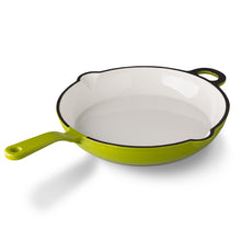 Lade das Bild in den Galerie-Viewer, Eine schwere Bratpfanne aus Gusseisen. Die Pfanne ist von Gourmetina. Die Innenseite ist weiß emailliert. Die Außenseite ist farbig emailliert.
